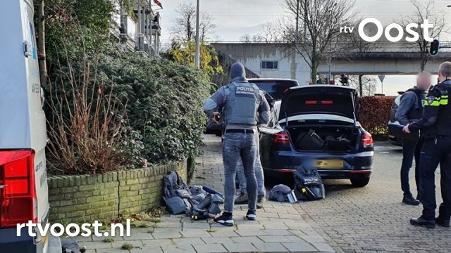Politie sluit straat in Deventer af en roept arrestatieteam op vanwege "gevaarlijke situatie". #rtvoost.