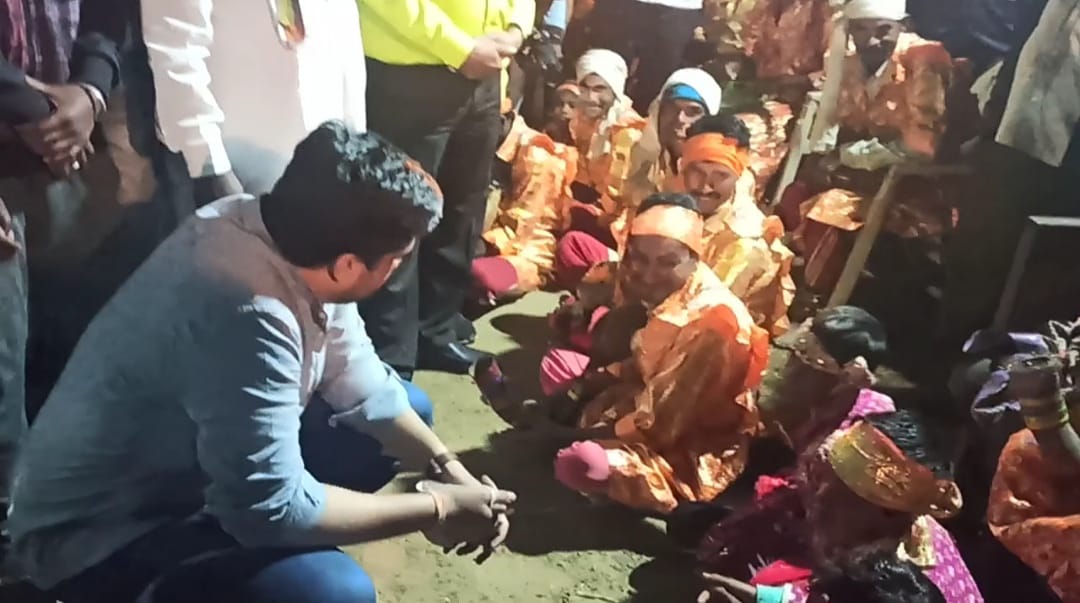 RRPSpeaks's tweet photo. कळवण (न���शिक) इथं 'कन्सरा माऊली डोंगरदरा' या आदिवासी बांधवांच्या उत्सवात सहभागी होऊन आदिवासी बांधव व विद्यार्थ्यांशीही संवाद साधला. सकारात्मक ऊर्जा देणारा हा अनुभव होता. यावेळी @NarahariZirwal साहेब, आ. नितीन पवार, आ.हिरामण खोसकर, SP सचिन पाटील व आदिवासी बांधव-भगिनी उपस्थित होते. https://t.co/y8A5aShHnf