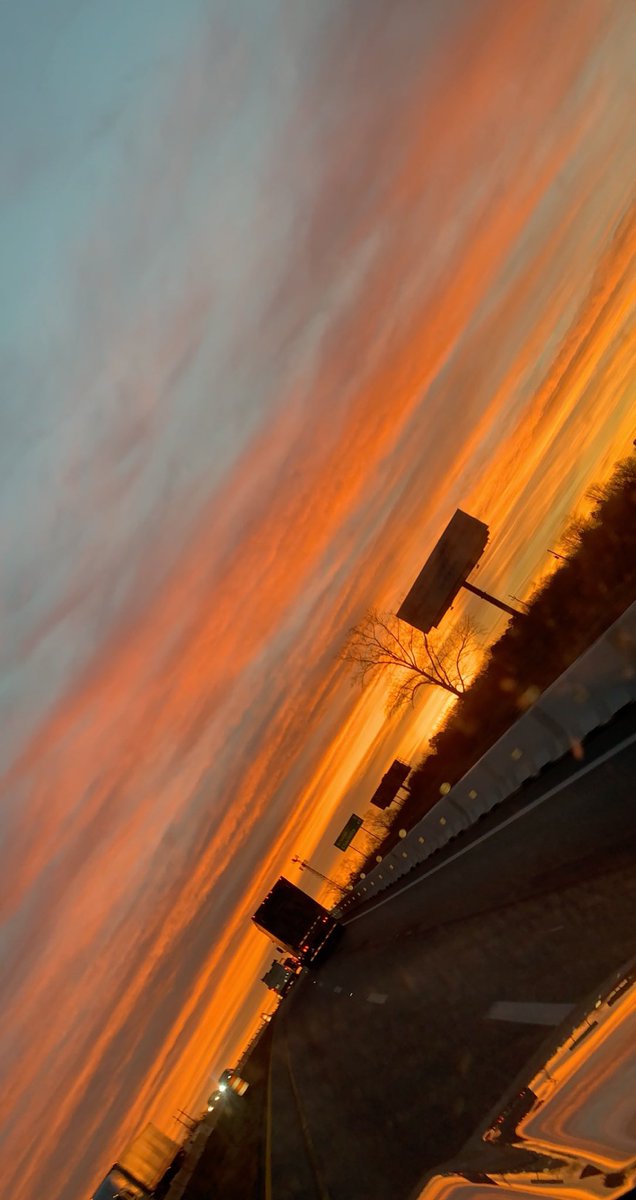 This kinda sunrise some Childers, some skynyrd it’s definitely a vibe on this Monday!🤘🏻🌄