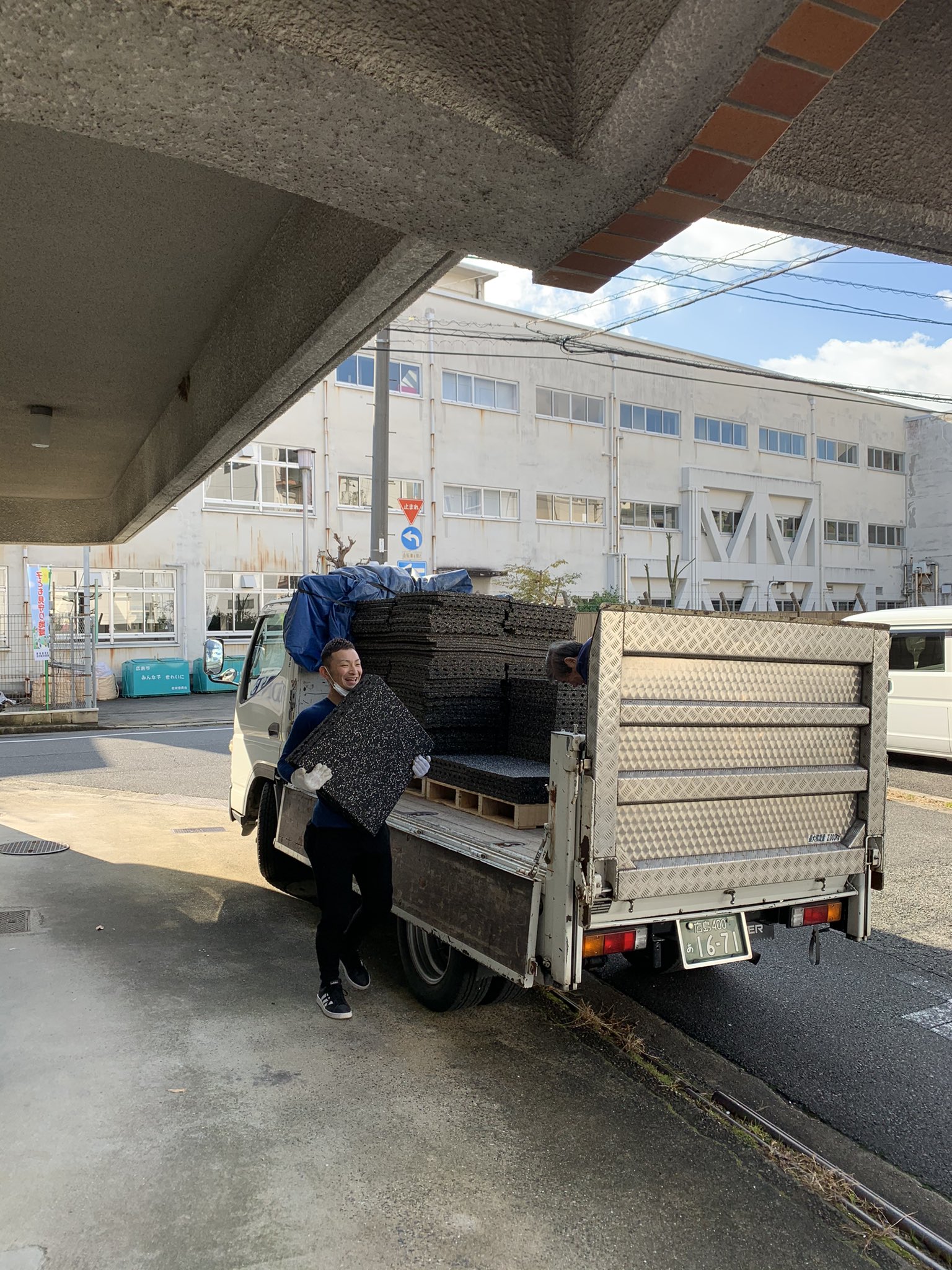 ハコジム 21年1月22日ハコジム横川店 グランドオープンします 早速オープン準備入ってますよー 今日は床材の搬入 ハコジム 横川 個室ジム コロナにまけるな トレーニング 筋トレ フィットネス ジム ダイエット 福岡 広島 T Co