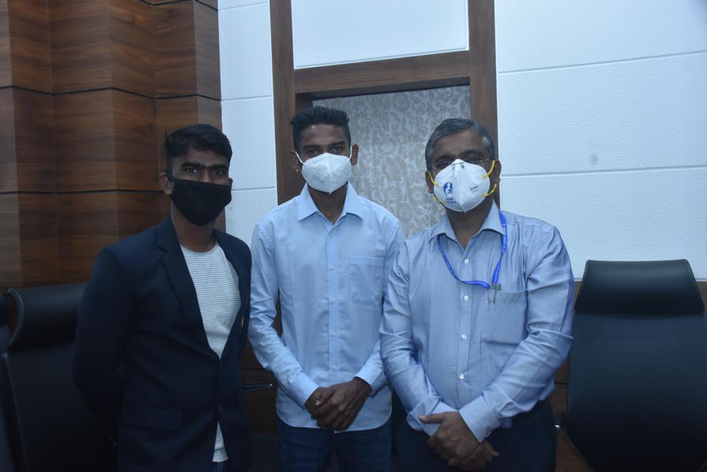 टोकियो-२०२१ ॲालिंपिक स्पर्धा तयारीसाठी खेळांडूना आर्थिक सहाय्य वितरण कार्यक्रम आज मा.मुख्यमंत्री व मा. उपमुख्यमंत्री यांच्या शुभहस्ते झाला. राही सरनोबत, तेजस्विनी सावंत, स्वरूप उन्हाळकर, प्रविण जाधव, अविनाश साबळे या खेळाडूंशी संवाद साधताना आनंद झाला. त्यांचे अभिनंदन व शुभेच्छा!