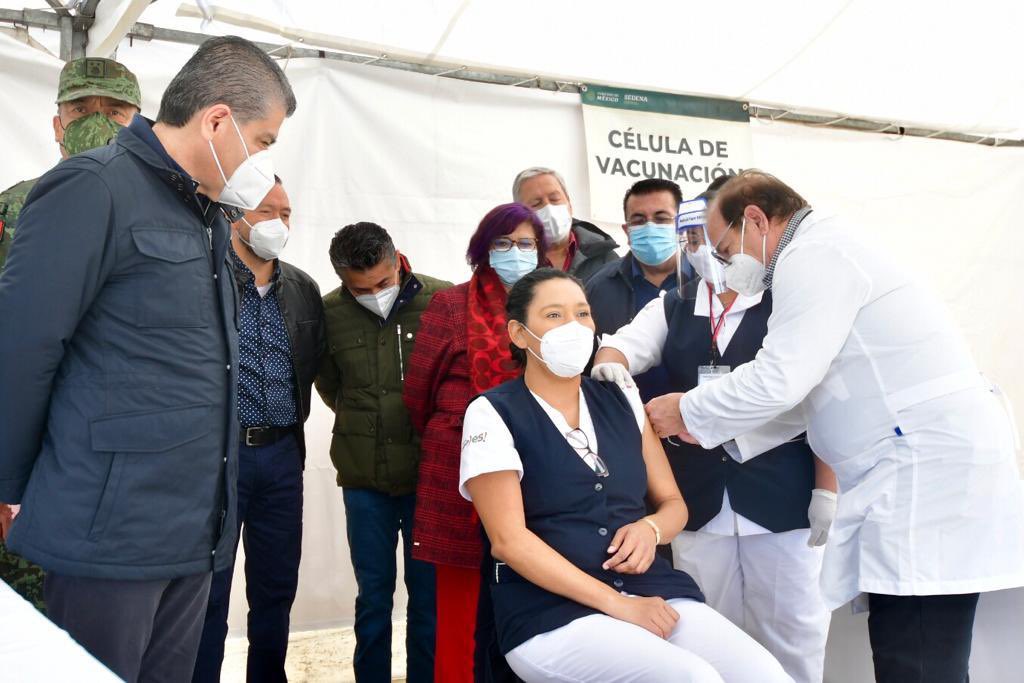 mrikelme's tweet photo. Después de meses de mucho esfuerzo por controlar la pandemia y mitigar sus efectos, hoy iniciamos la primera fase del Programa de Vacunación contra el #COVID19 dirigida hacia nuestro personal médico. https://t.co/82mz7Lg0Rb