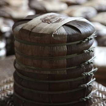 senchateabar's tweet image. Pu-erh tea stands out from other true teas thanks to its unique production process. Read on to find out more about this aged tea, its complex flavor profile and how it makes it from tea tree to your cup.

bit.ly/pu-erh-tea

#senchateabar #looseleaf #fermentedtea #pu-erh