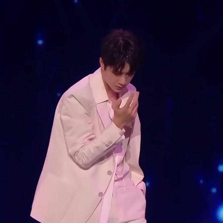 his background were stars. he stood there alone & caught one & stared at his hand that caught the star when the line "theres no place i'd rather be in this world" came on... IT MADE ME SAD OKonly 29seconds into the perf & hes already demolished my initial perception of the song