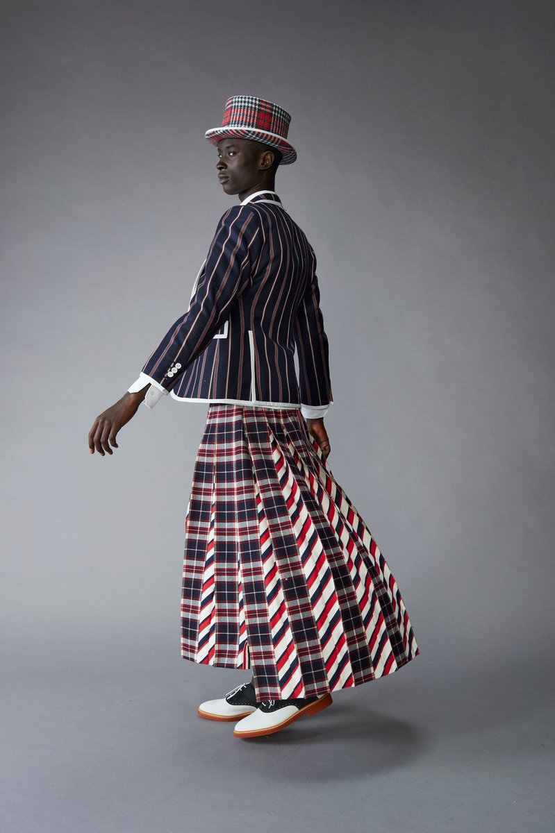 Hoy fácilmente podría salir a pasear en uno de estos trajes con falda de @ThomBrowneNY Pre Fall 2021 ♥️