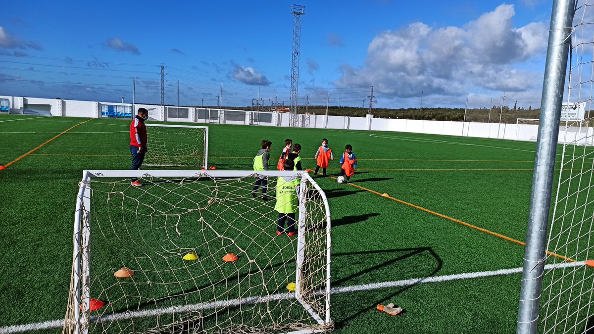 CPGuarena's tweet photo. ⚽⛄ Campus Navideño

En la mañana de hoy ha dado comienzo el I CAMPUS DE INICIACIÓN en nuestras instalaciones de "La Noria" donde los y las más peques se lo han pasado en grande. 

Mañana, volverán de nuevo para seguir divirtiéndose. 

#DondeHayCanteraHayFuturo https://t.co/zanHxM7m9j