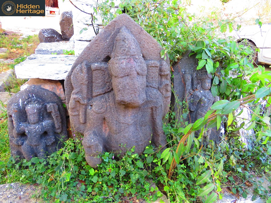 Not all of Petha Shirur's temples are in good shape. This is one of twin shrines called the Ramalinga & Bhimalinga, located outside the vil. Needs reconstruction and scattered idols around need a place of worship.  #Kalaburagi,  #Karnatakatrail.