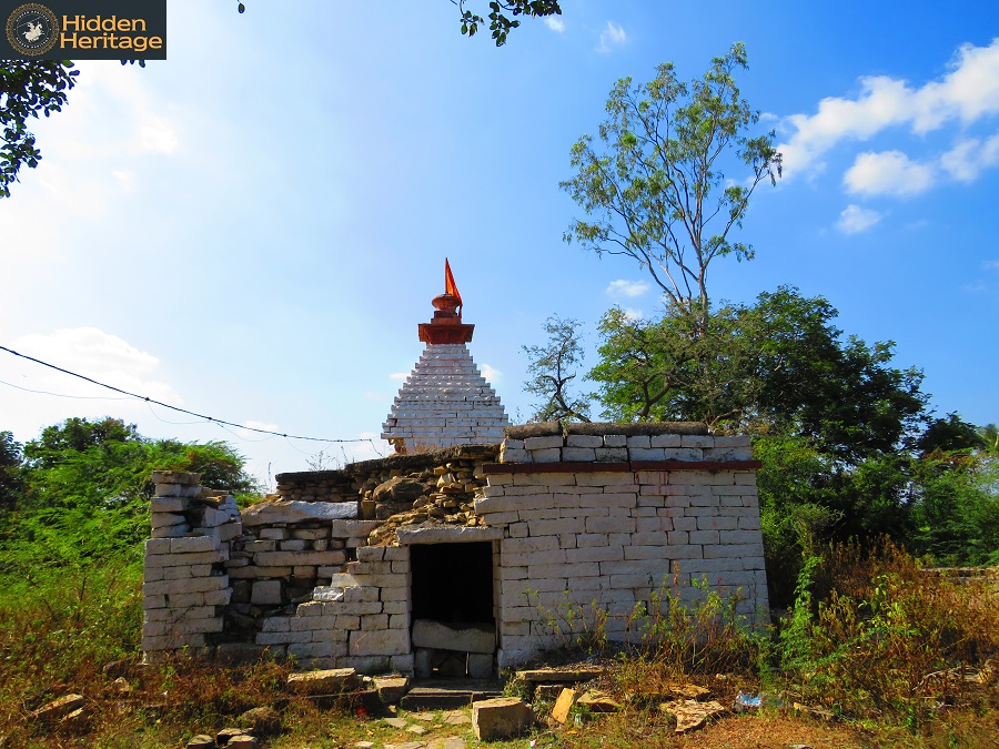 Not all of Petha Shirur's temples are in good shape. This is one of twin shrines called the Ramalinga & Bhimalinga, located outside the vil. Needs reconstruction and scattered idols around need a place of worship.  #Kalaburagi,  #Karnatakatrail.