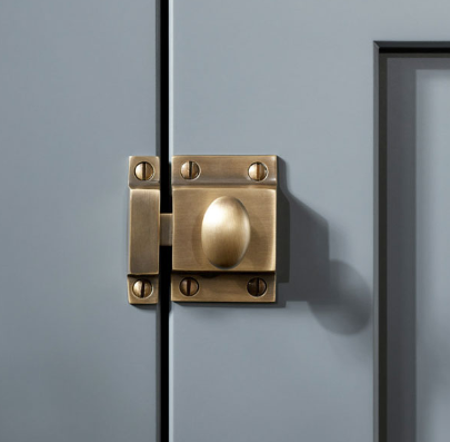 Add a touch of retro-vintage charm with this latch handle in warm antiqued bronze

#RetroVintageKitchenDesign #York #KitchenShowroom #CliftonMoor #KitchenDoorHandles
