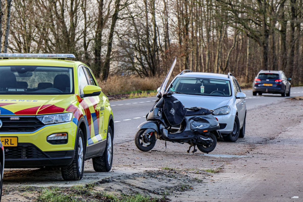 Veel schade bij ongeval tussen auto en scooter in #Groningen - -..