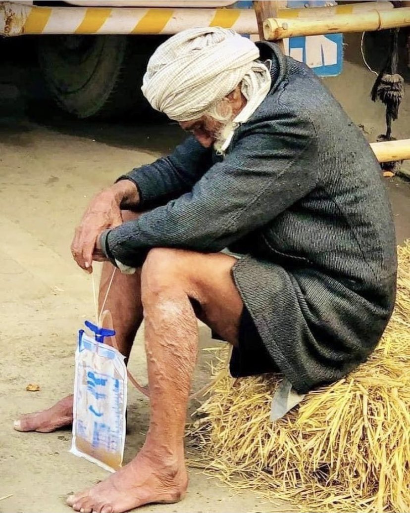 MsbhinderSingh's tweet photo. Eni himmat te ena sabar bs Kissan ch hi ho skta. Waheguru mehar kre sade bazurga te. #kissanAndolan #KissanEktaJindabad #kissanektamorcha #kissanday #KissanEktaZindabad #kissanprotest #NoFarmerNofood #NoFarmersNoFood #kissan #punjabbolda #KisanKiBaat #kissanmazdoorektazindabaad https://t.co/xhMnBYpfXA