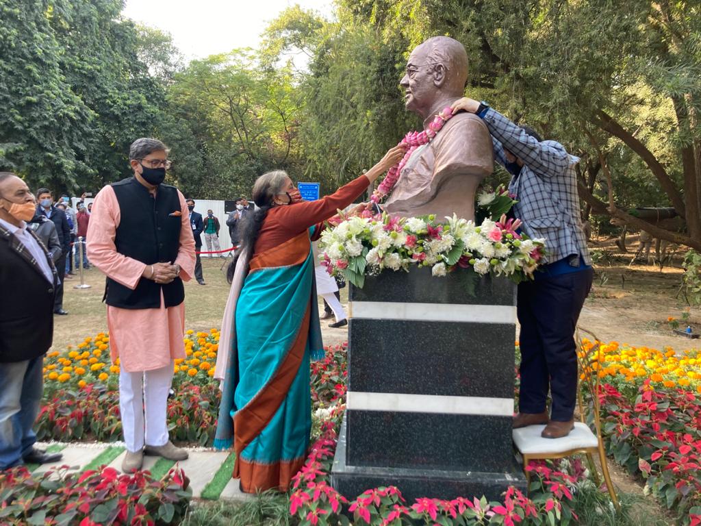 nsitharamanoffc's tweet photo. Earlier today, Smt @nsitharaman attended the unveiling of the bust of Late Shri Arun Jaitley ji at Siri Fort Park, New Delhi and paid respects to him. https://t.co/BQglLxcFTP