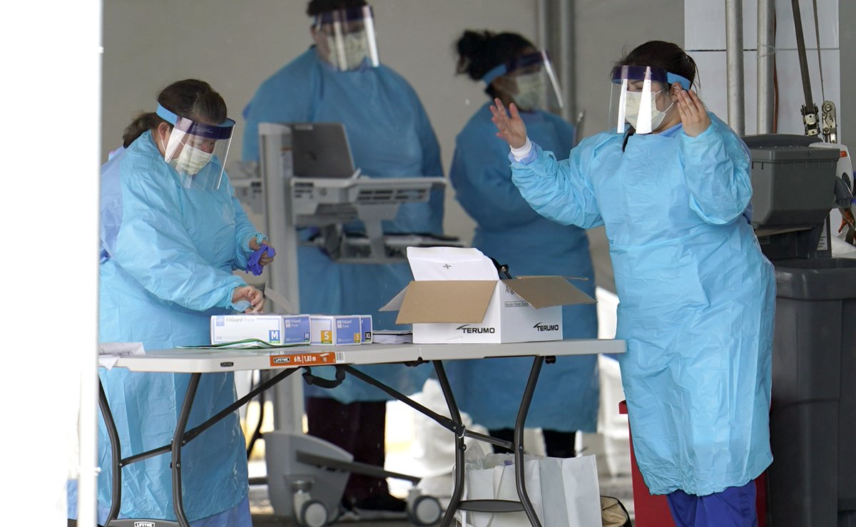 El_Universal_Mx's tweet image. El personal de salud debe recibir la vacuna antes que nadie; ellas y ellos se merecen volver a sus casas y dormir en paz por cada riesgo que tomaron y por cada una de las vidas que salvaron #Opinión de @PaolaRojas eluniversal.com.mx/opinion/paola-…