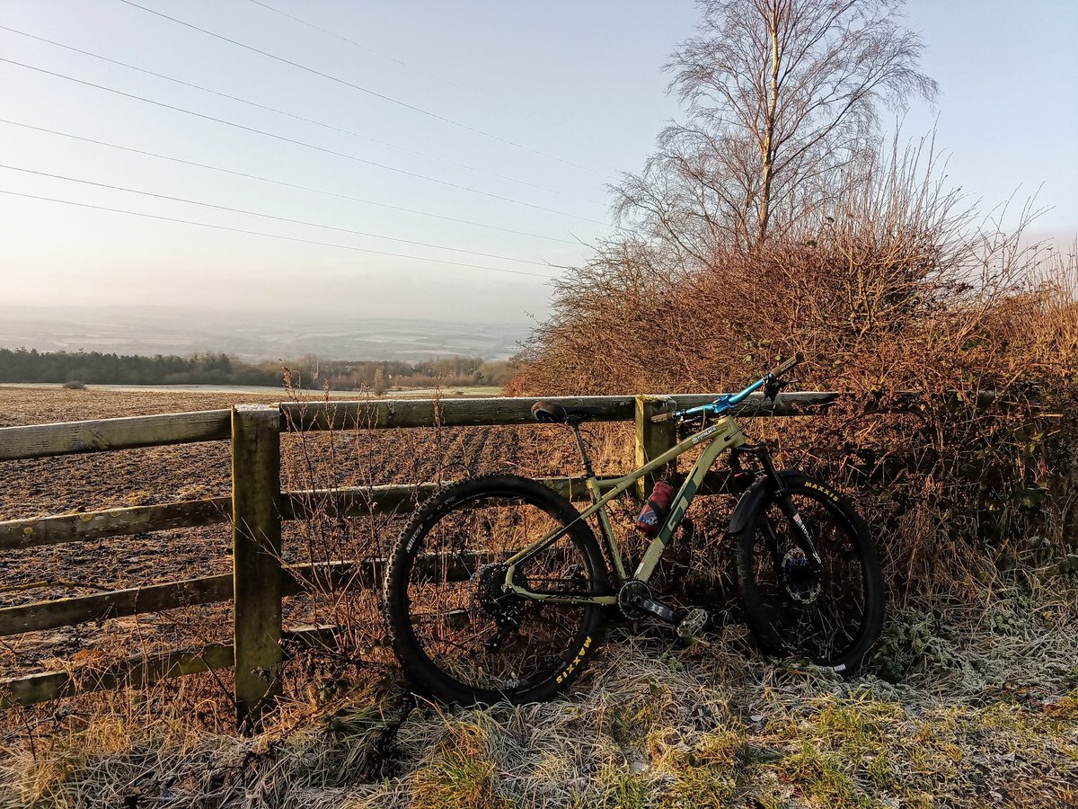 evanglis's tweet photo. Definitely the coldest ride of the year. Luckily the new sealskinz socks stopped my feet from freezing. Shame about my arse tho. I've become a local legend. A local legend I tell you 🤣🤣🤣 #ukmtbchat #gtzaskar https://t.co/qazjgcmHXZ