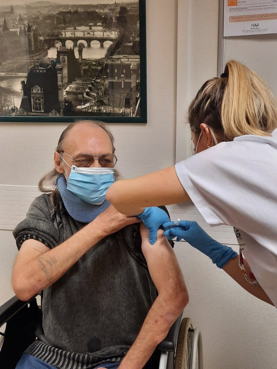CHU_Lille's tweet photo. Irene 85 ans et Philippe 68 ans, premiers résidents de l'EHPAD les Bateliers a être vaccinés contre la #covid19 avec le concours de @ARS_HDF. Bravo aux équipes de gérontologie et de pharmacie pour leur mobilisation ! https://t.co/pHOgBUk0nh