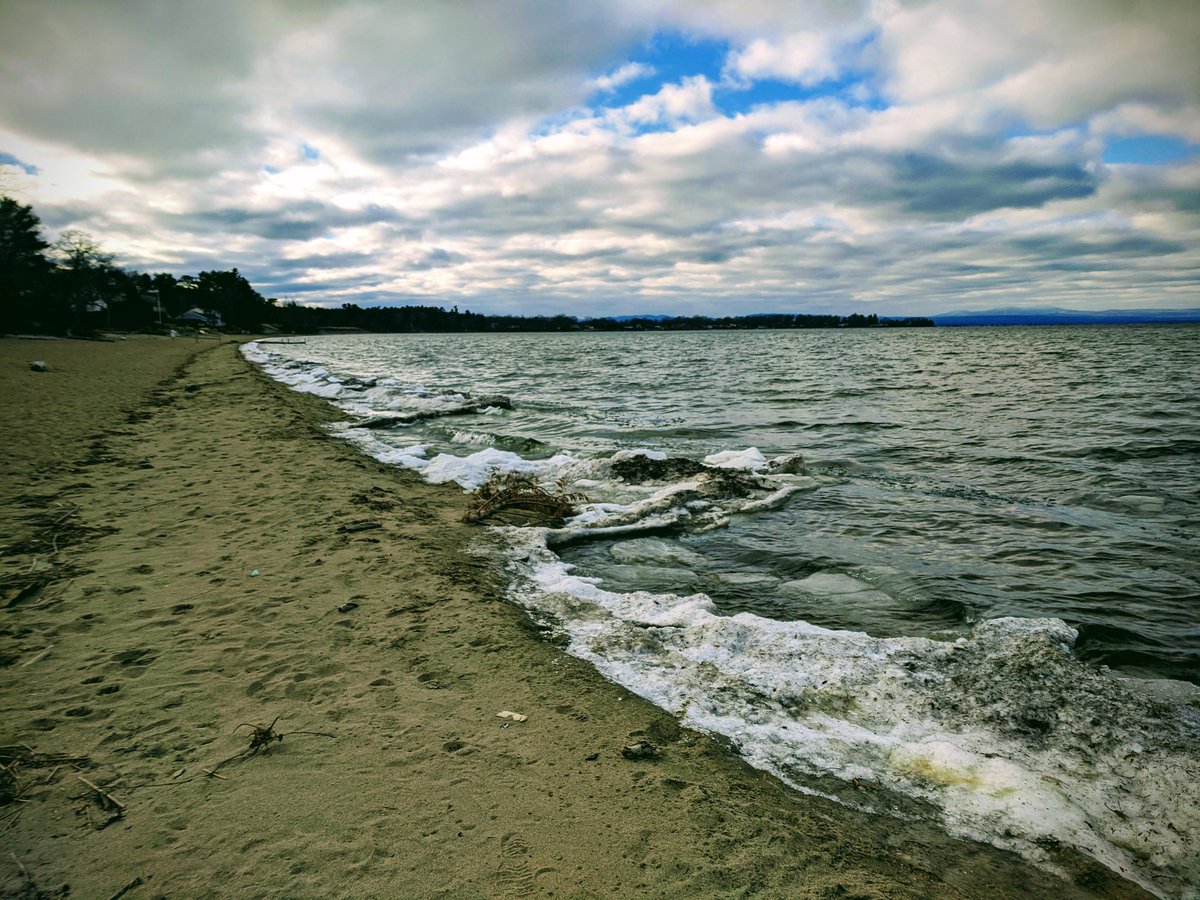 Dandeliondirtrd's tweet photo. .@HaleyBouleyWX @AmandaWeather @DylanDeBruynWX My friends are hoping to do some ice fishing at Thayer Bay this winter.  Do you think it ice over enough? #Colchester #Vermont https://t.co/ysDAMKsCY6