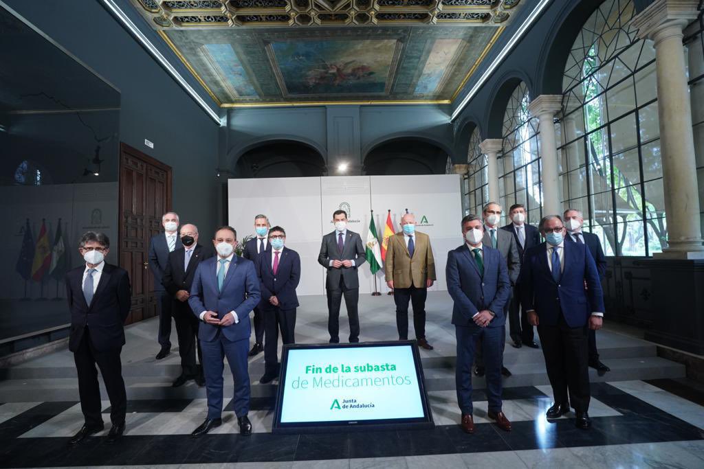 VillaDiestra's tweet photo. Se ve que a la inteligencia la excluyen de la foto. 
Ahí los 13 machotes con su propaganda del ‘fin de la subasta de medicamentos’
Ahora les toca hacer negocio con los amiguetes en Andalucía. https://t.co/eNNc47mCP4