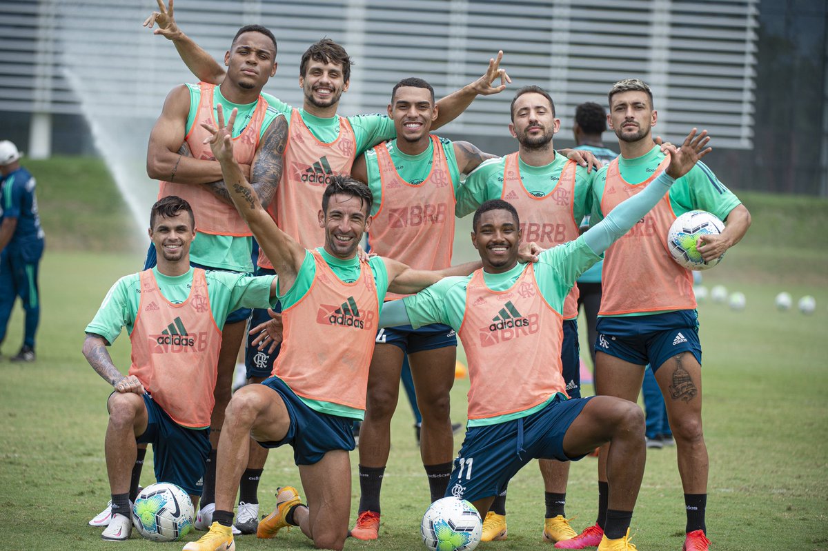 PapaRubroNegro's tweet photo. De acordo com informações do jornalista @cahemota, do Globo Esporte, a equipe profissional do #Flamengo folgará nos dias 31 de dezembro e primeiro de janeiro. O elenco Rubro-Negro se reapresenta no dia 02, para iniciar a preparação para o clássico contra o Fluminense. https://t.co/5Di8nLIv1X