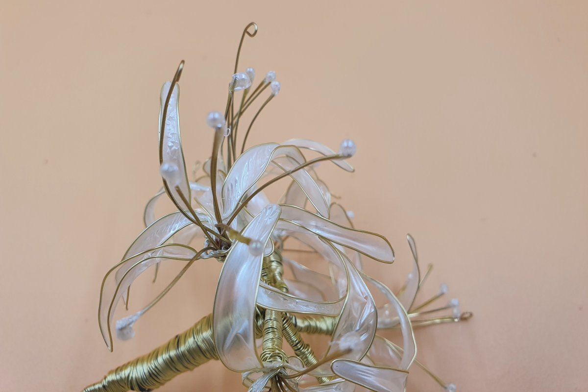inionarts's tweet photo. Gorgeous #spiderlily #hairfork made from wire and resin made for a child.  #resindip  #resinflowers #retsyseller #resinwire #americanflower #hairdecoration #handmade #dipflower #flower #dipflowers #bunpin  #hairstick #americanflowers #hair  #bridalhairpin #weddinghair #pearl https://t.co/eCautOecwK