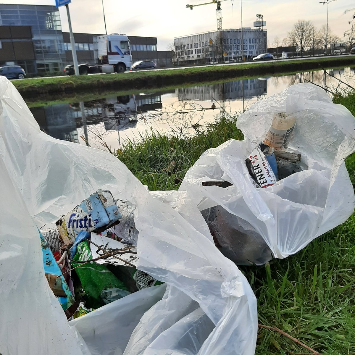 Klein stukje naast de woonwijk Oosterboer geprikt en eerlijk gezegd viel het mee. Ook wel eens fijn! Zijn er al afvalprikkers langs geweest of komt het doordat de scholen dicht zijn...? 
#meppel #zwerfafval #trashwalkers
#frisseneusgroeneberm
