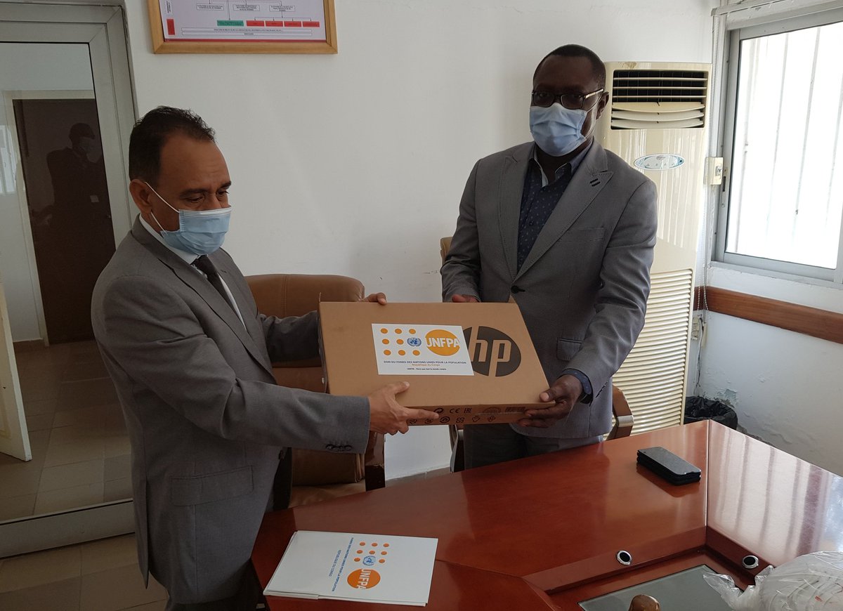 Remise par le Représentant de l'UNFPA d'un lot de matériels composé d'ordinateurs, de supports didactiques et de communication au Conseil National de Lutte contre le Sida et les Épidémies (CNLSE). L'UNFPA reste engagé au côté des instances de riposte contre le VIH et le COVID-19.