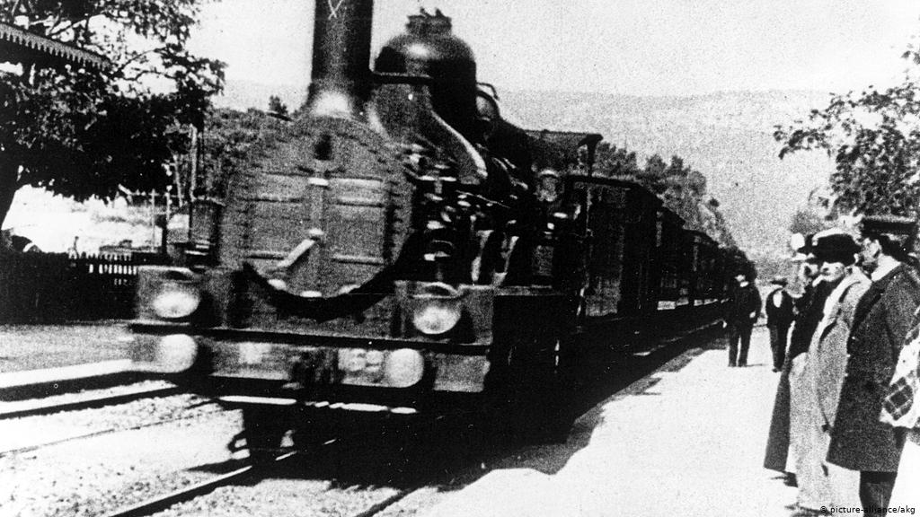125 años de emociones compartidas delante de una gran pantalla, hagamos que dure por lo menos otros 125 años más.
😍 🎬 

La primera proyección de cine abierta al público tuvo lugar el 28 de diciembre de 1895. 

#cine #aniversariocine #yovoyalcine