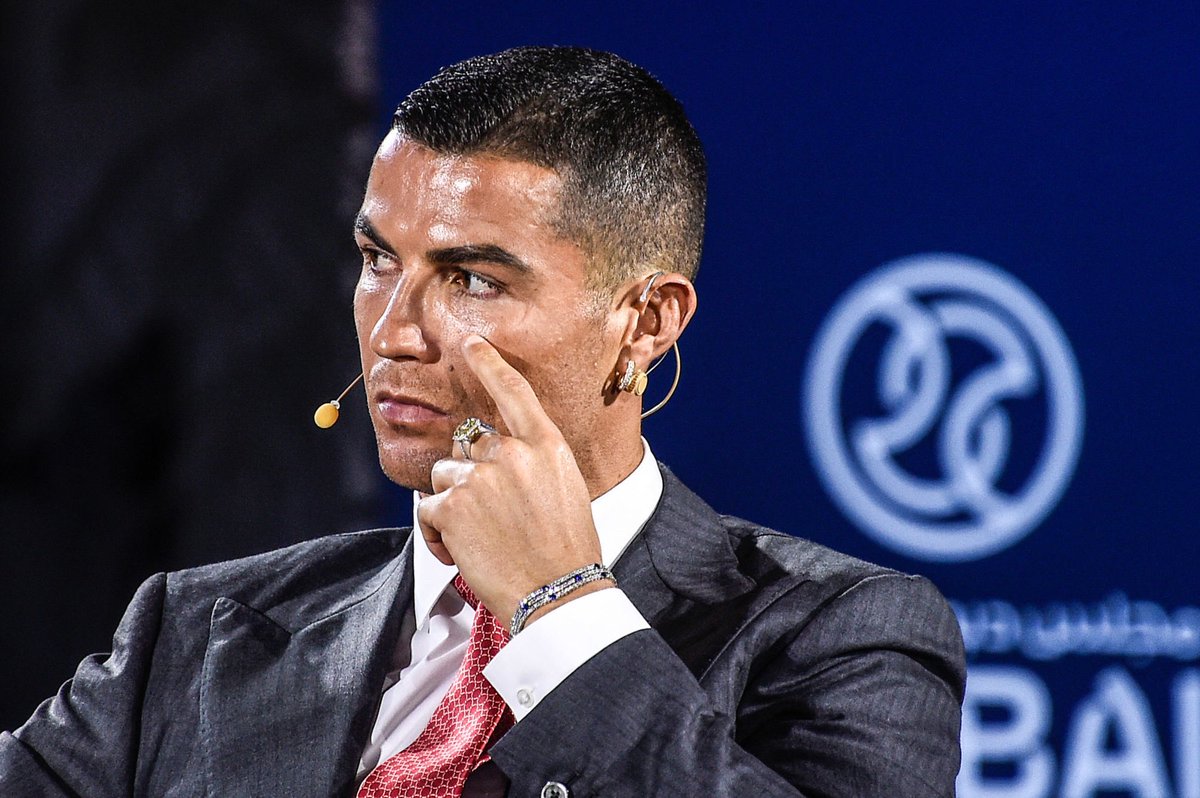 CR7 : « Je suis parfois dur avec mon fils parce qu’il boit du Coca et du Fanta et je suis énervé contre lui. Je me bats avec lui quand il mange des chips ou des frites. Il sait que je n’aime pas ça. Même mes plus jeunes, quand ils mangent du chocolat, ils me regardent craintifs »