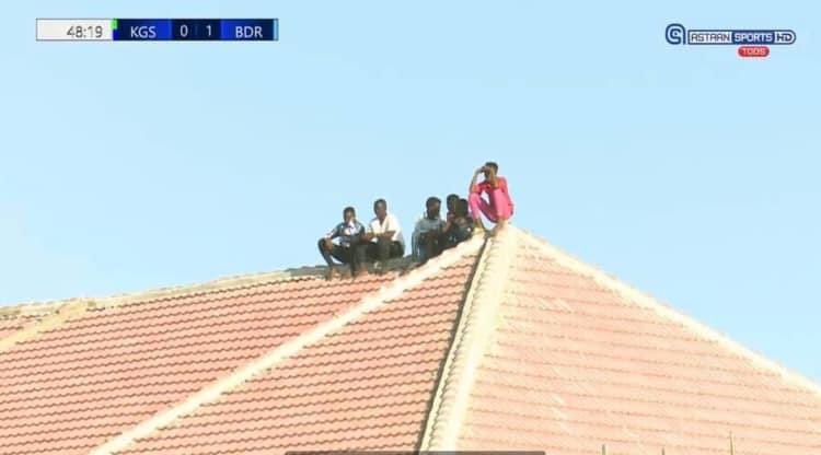 Dhalinyarada qaarkood ayaa koray saqafka guryaha si ay u daawadaan ciyaarta Banaadir iyo Koonfur galbeed kadib markii garoonku buuxsamay.<a href="/MoulidHujale/">Moulid Hujale</a> <a href="/MowliidHaji/">Mowliid Haji Abdi</a> <a href="/HarunMaruf/">Harun Maruf</a> <a href="/bidhaanDahir/">Bidhaan</a>