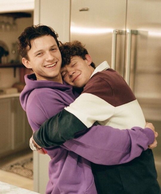 tom holland hugging people: a thread