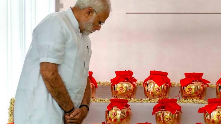 AAP_ka_PM24_AK's tweet photo. 1996 - अटल बिहारी की पहली सरकार बनी
1984 - कलकत्ता मेट्रो शुरू हुई
2018 - अटल जी का देहावसान
2020 - फेंकूँ कह रहा है,मेट्रो के जनक अटल जी है।
प्रभो,अटल जी की आत्मा को शांती प्रदान करे। 🙏 https://t.co/8bWCeuh01w