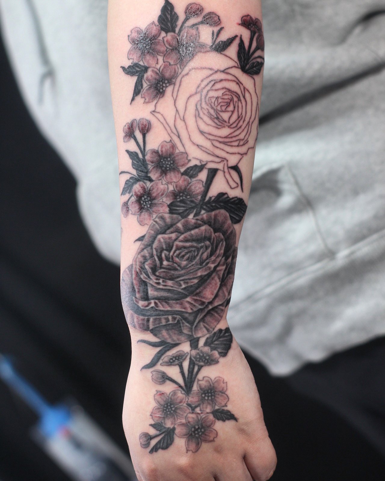 Twitter 上的 刺青師 彫写楽 Tattooist Gappi Flower Tattoo 手の甲の傷隠しに 次回完成予定 いつもありがとうございます 刺青 洋彫り タトゥー 薔薇 桜 カバーアップ ボカシ 傷跡隠し 手の甲 4時間 Tattooist Horisyaraku 彫師 相模原 橋本 Twitter 上的 刺青師 彫写楽 Tattooist Gappi Flower Tattoo 手の甲の傷隠しに 次回完成予定 いつもありがとうございます 刺青 洋彫り タトゥー 薔薇 桜 カバーアップ ボカシ 傷跡隠し 手の甲 4時間 Tattooist Horisyaraku 彫師 相模原 橋本