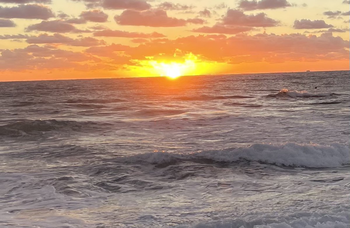 susansantoro4's tweet photo. The best way to wake up is with a heart full of thanks. #GratefulHeart https://t.co/PQBhUGh2B0