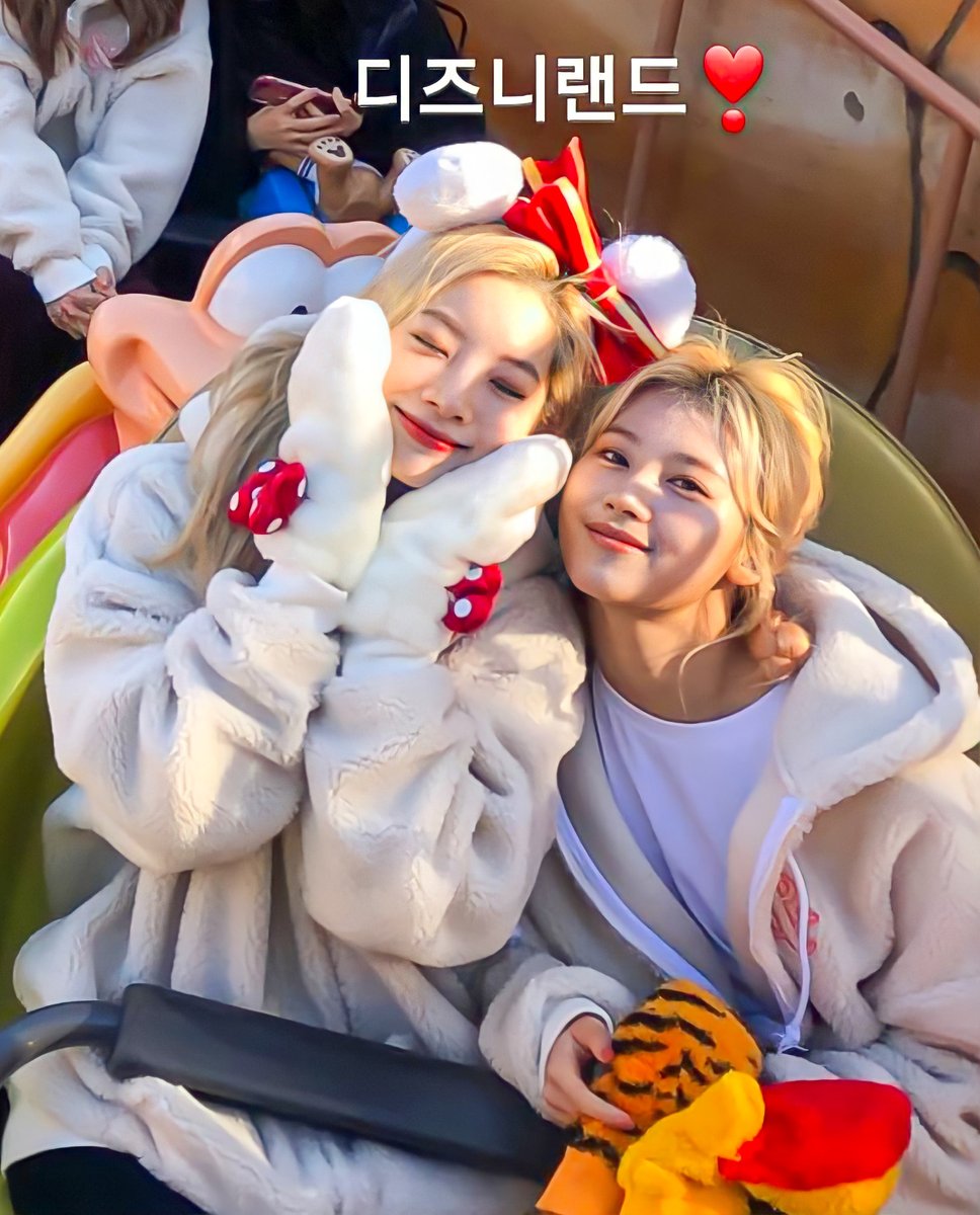 KDHLOOKS's tweet photo. Happy birthday to twice's ray of sunshine, the most cheerful and sweetest girl, Minatozaki Sana! We love you. 💗💜

#HappySANAday 
#AdorableSANADay 
#추운날_피어난_따스한_사나꽃 
@JYPETWICE https://t.co/N4Uc1rh4V4