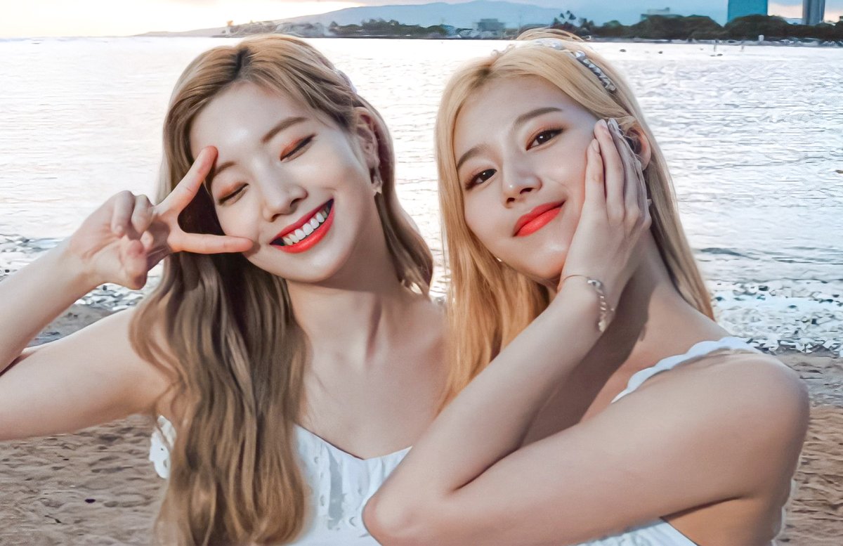 KDHLOOKS's tweet photo. Happy birthday to twice's ray of sunshine, the most cheerful and sweetest girl, Minatozaki Sana! We love you. 💗💜

#HappySANAday 
#AdorableSANADay 
#추운날_피어난_따스한_사나꽃 
@JYPETWICE https://t.co/N4Uc1rh4V4