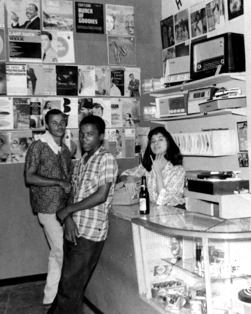 taoleighgoffe's tweet photo. In my new article, "Bigger than the Sound: The Jamaican Chinese Infrastructures of Reggae," @SmallAxeProject, I chart sonic Afro-Asian intimacies and tensions in the birth of reggae music in the 1940s and 50s. Just published, link here https://t.co/7v2nfIGQ9K https://t.co/8pVrxSd9De