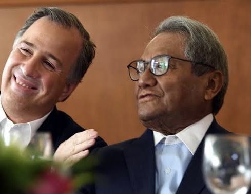 JoseAMeadeK's tweet photo. No es lo mismo decir te extraño, que, 

Esta tarde vi llover
Vi gente correr
Y no estabas tú. 

A Armando Manzanero se le va a extrañar y siempre a recordar en el corazón. 

Los Olincas lo recordamos además en su himno. 

Vamos a empezar
Que un ideal hay que alcanzar ... https://t.co/fL9AK3y8xj