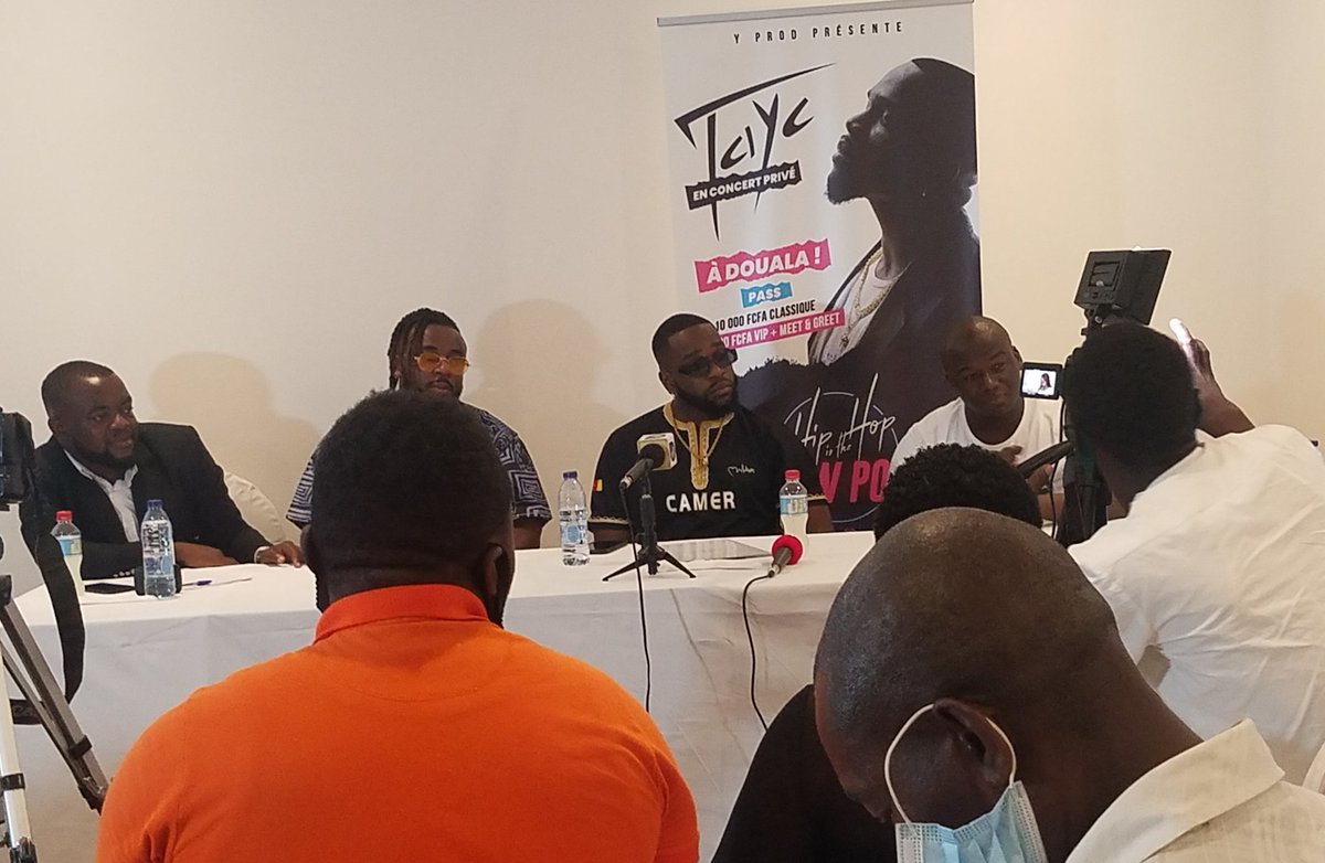 Asitchoma's tweet photo. @TaycOfficiel en conférence de presse en ce moment à Akwa palace en prélude au concert privé du 29 Decembre 2020 au #Saphirs à Akwa.
10.000 et 25.000 le pass

#FlowersEdition
Big up @BriceAlbin1
#HipHopisTheNewPop https://t.co/rQegkOBU7P