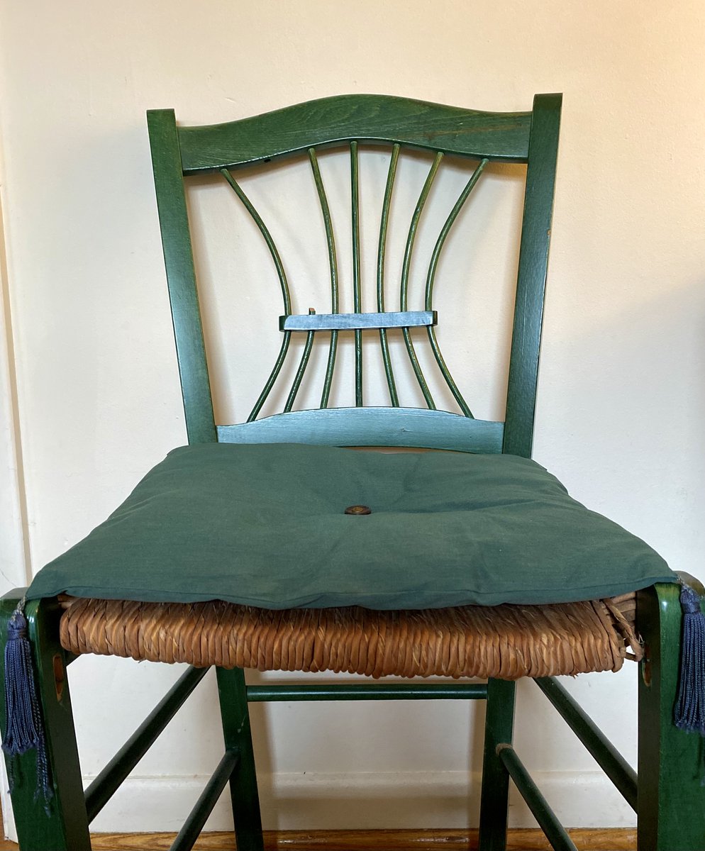 Mi silla favorita está rota y desvencijada. "Pero yo le diría que la quiero tal y como es." Una vez se desmoronó entera mientras estaba sentada en ella y la reconstruí con cola porque no podía decirle adiós.  shar.es/aouN9U