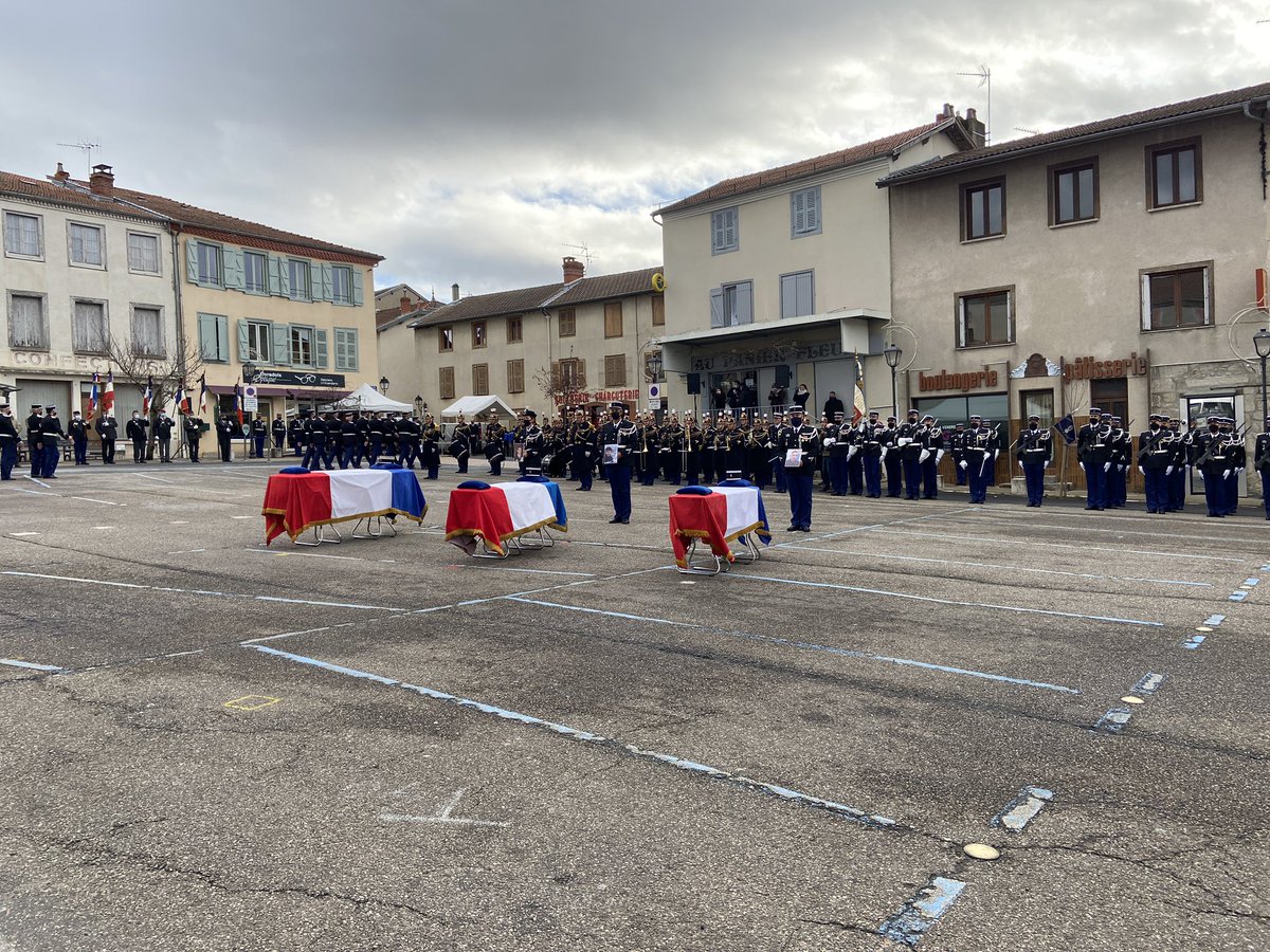 Cérémonie à Ambert, présidée par <a href="/florence_parly/">Florence Parly</a> et <a href="/GDarmanin/">Gérald DARMANIN</a>, en hommage aux 3 gendarmes assassinés. Recueillement, émotion : ce drame est celui de toute la Nation <a href="/AndreChassaigne/">André Chassaigne</a> <a href="/magner/">John Magner</a> <a href="/Vthomas_63/">Valérie THOMAS</a> @egold_senat <a href="/socialistesAN/">Députés Socialistes et apparentés</a> <a href="/lamontagne_fr/">La Montagne</a>