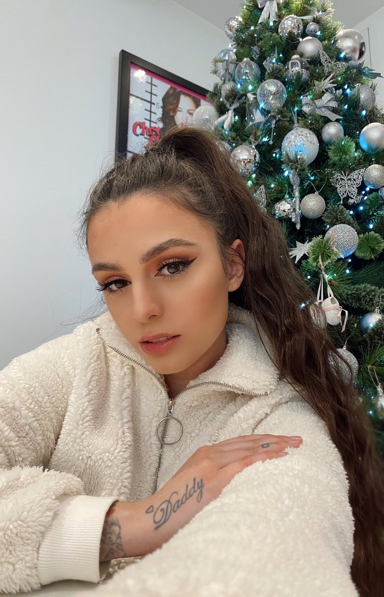 The last few days have been lovely ... sending lots of love 🤍  https://t.co/o1Vid77BaL, image size:773x1200