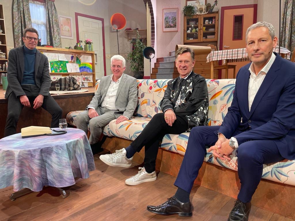 WalterBaele's tweet photo. Hoed af voor de decorbouwers van ⁦@VRT⁩ ! Zaterdag wordt 30 jaar Samson&amp;Gert gevierd en men copieerde het decor. Tot in de kleinste details perfect! En ik kan het weten want Van Leemhuyzen heeft -ondanks zijn onrustige geest-indertijd goed opgelet. https://t.co/xC4rd8kEjD