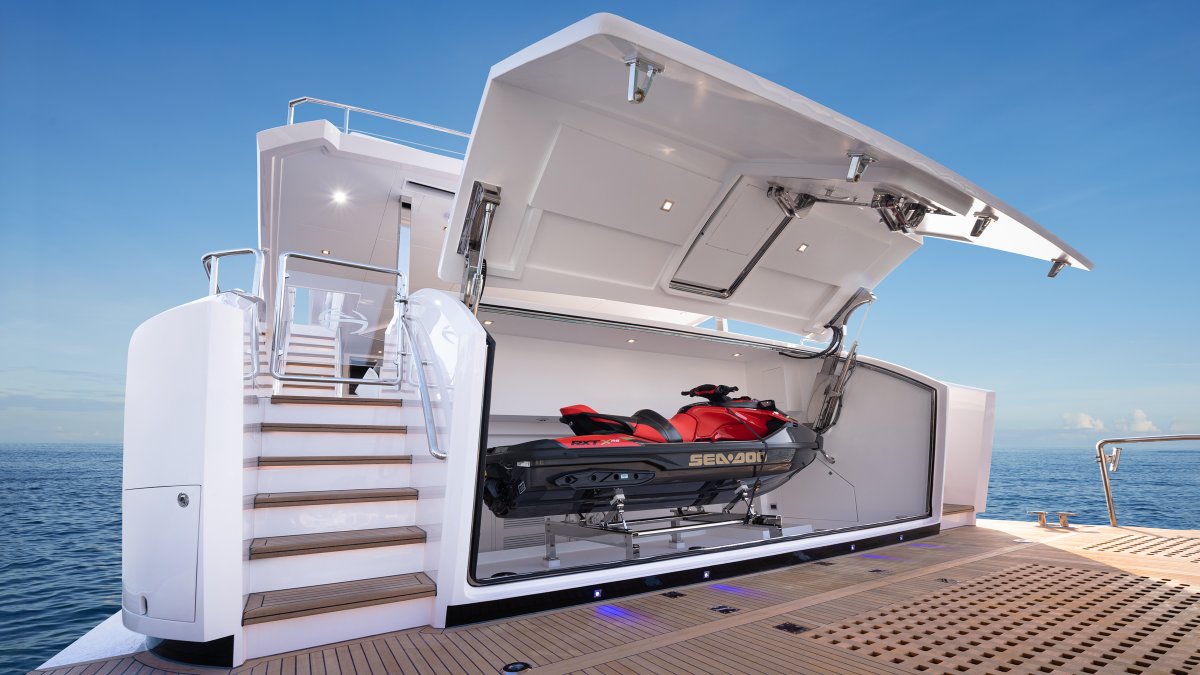 HorizonYachtUSA's tweet photo. Time to pull out the new toys. The lazarette on the #FD102 can be used as tender storage, a beach club or however you decide to #DefineYourHorizon.

More on this model: https://t.co/dRViVLdKCM

#HorizonFDseries // #BeBold https://t.co/dAKW4pwCJx