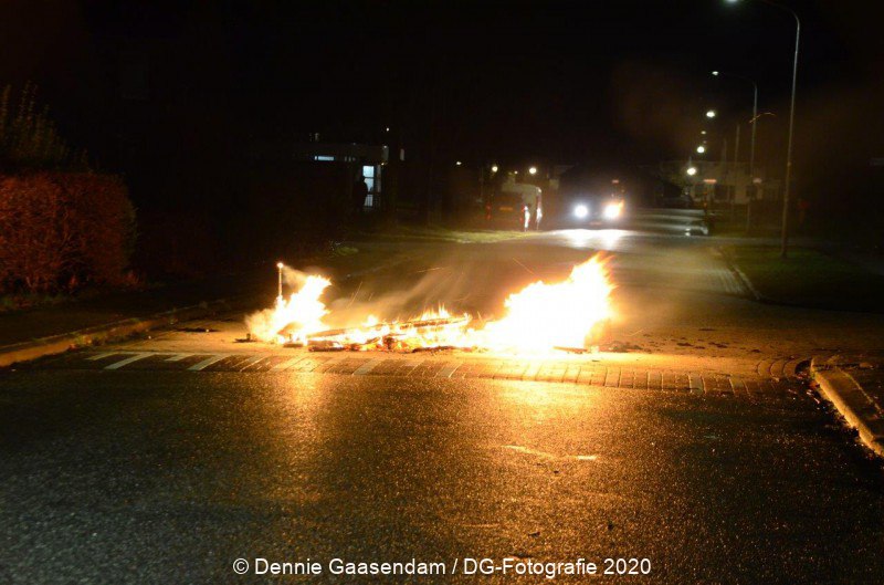 Zondag rond middernacht werd de brandweer van Zuidbroek gealarmeerd voor een autobrand aan de Burgemeester Nautastraat in #Muntendam.