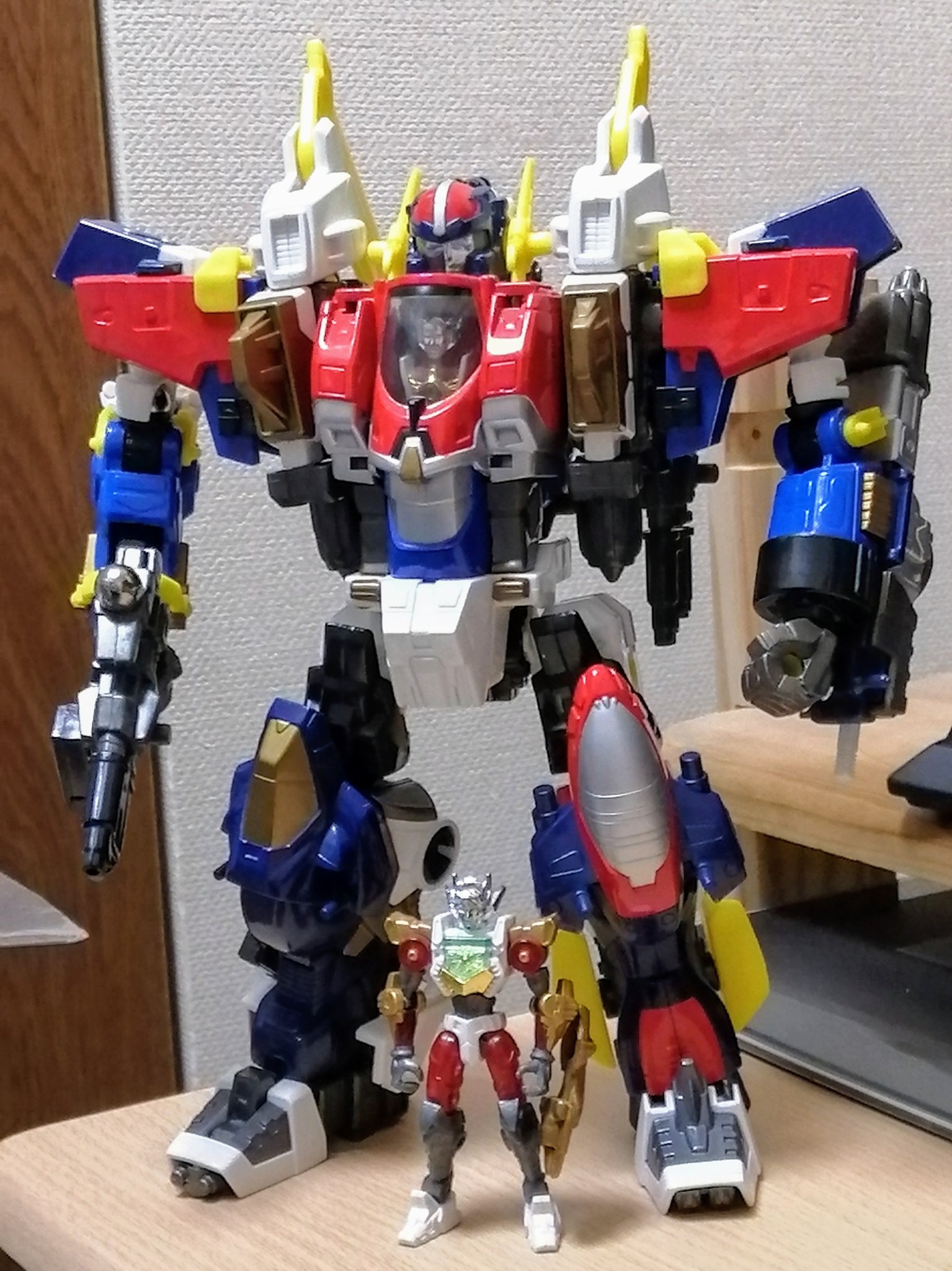 Piro 唐突だけどもロボットマンディーンを約年ぶりに引っ張り出した 購入当時はカラーリング が今一つ気に入らなかったが 今改めてじっくり見ると案外カッコいいな ミクロマン マグネパワーズ T Co 7yncmw8gvz Twitter
