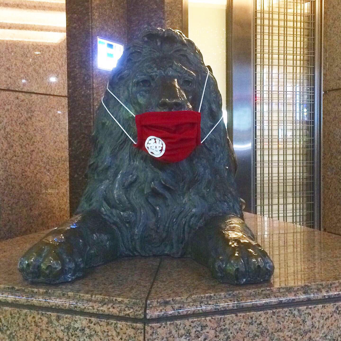Atelier Olive 銀座三越ライオンのマスクが冬仕様に 白よりお似合い Ginza Mitsukoshi Departmentstore 銀座三越 銀座 三越ライオン像 百貨店 マスク デパート ライオン 三越マスク 三越伊勢丹 Ginzamitsukoshidepertmentstore Mask Ginza