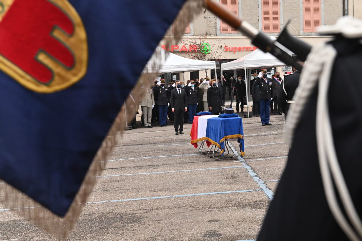 GDarmanin's tweet photo. Au nom du Président de la République, nous honorons avec @florence_parly trois héros, trois gendarmes morts en intervention alors qu’ils portaient secours à une victime de violences conjugales. 

La France s’incline devant la mémoire de Cyrille Morel, Rémi Dupuis et Arno Mavel. https://t.co/aQn3feeYoh