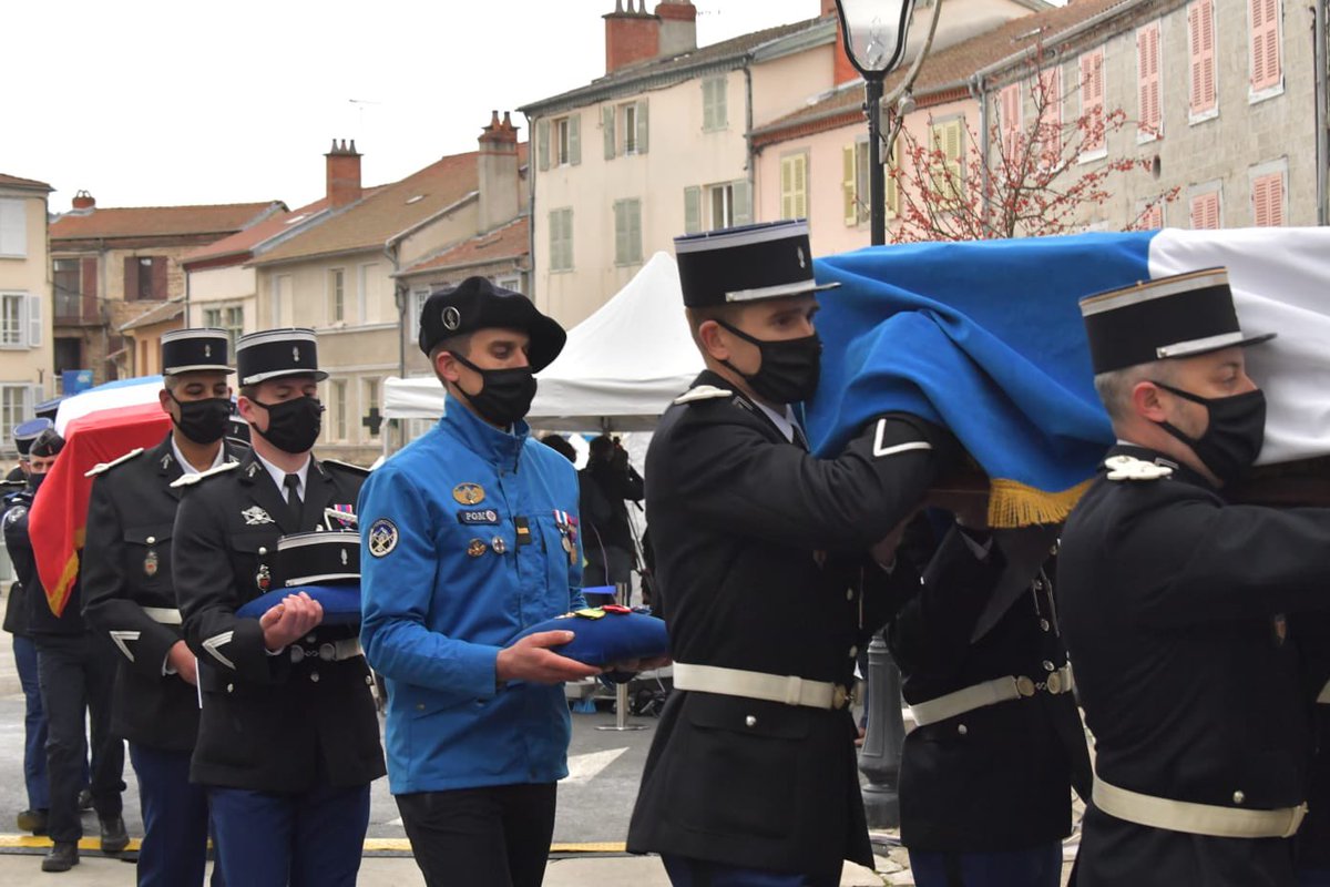 GDarmanin's tweet photo. Au nom du Président de la République, nous honorons avec @florence_parly trois héros, trois gendarmes morts en intervention alors qu’ils portaient secours à une victime de violences conjugales. 

La France s’incline devant la mémoire de Cyrille Morel, Rémi Dupuis et Arno Mavel. https://t.co/aQn3feeYoh