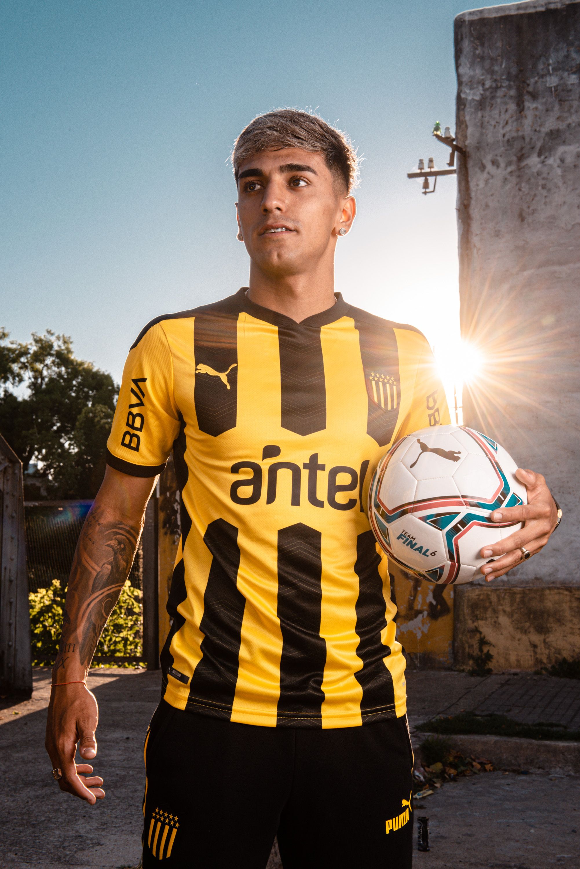 PENAROL on X Nuestra nueva camiseta estara en venta a partir de manana martes 29 12 en todas las Tiendas Oficiales Tiendas Puma y Tienda Online. https t yKUCbEaolr X