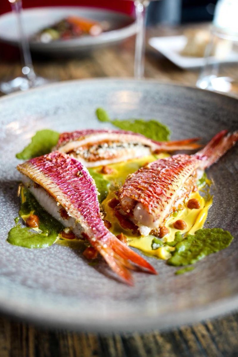 Triglie farcite, maionese e lattuga: una #ricetta dello chef Riccardo Serni, semplice ma gustosa, da abbinare all'Alta Langa Giulio I Brut 2014 dell'azienda Tosti 1820 
 cucinaevini.it/triglie-maione…