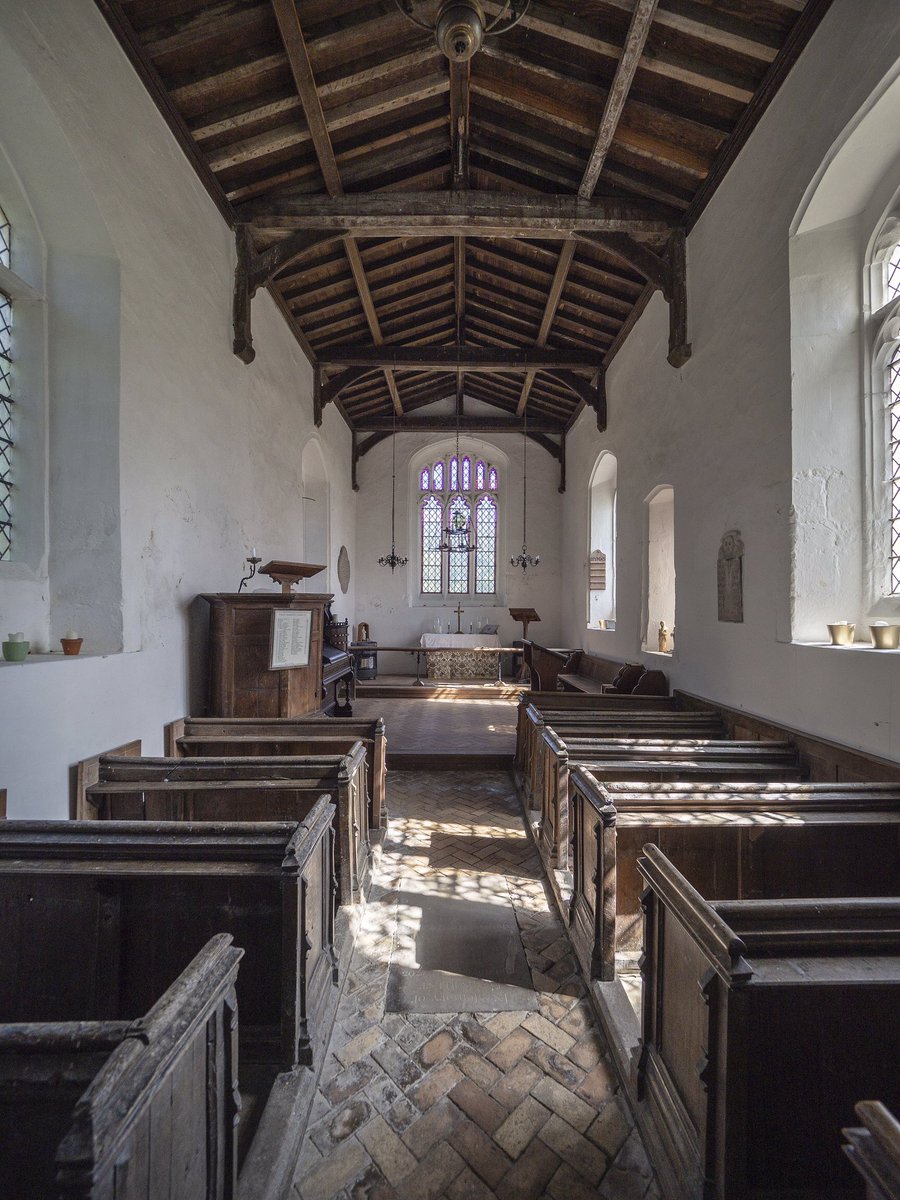 England has about 3,000 'lost' or deserted medieval villages. We have churches in a fair few of them. Like St Mary Magdalene, Caldecote: a weather-beaten majesty with embattled parapets, cinquefoil tracery and a rather regal porch. Hinting at the grandeur within… #thread